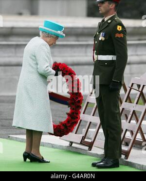 Königin Elizabeth II. Legt einen Kranz bei einer Zeremonie auf dem Gelände des Irish war Memorial Garden, Islandbridge, während des zweiten Tages ihres Staatsbesuchs in Irland. DRÜCKEN Sie VERBANDSFOTO. Bilddatum: Mittwoch, 18. Mai 2011. Siehe PA Geschichte IRISH Queen. Bildnachweis sollte lauten: Maxwells/PA Wire Stockfoto