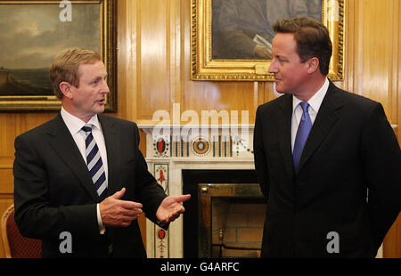 Der irische Taoiseach Enda Kenny fotografierte mit dem britischen Premierminister David Cameron in Regierungsgebäuden, wo die beiden vor dem Staatsessen zu Ehren von Königin Elizabeth II. Am zweiten Tag ihres Staatsbesuches in Irland Gespräche führten. Stockfoto