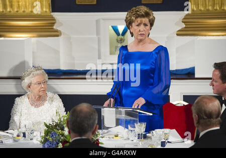 Die britische Königin Elizabeth II. Hört zu, wie die irische Präsidentin Mary McAleese am zweiten Tag ihres Staatsbesuchs in Irland ihre Rede bei einem Staatsessen hält. Stockfoto