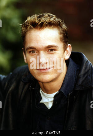 PA NACHRICHT FOTO 15.12.97 TOM LOWE, STAR DER BBC 1 DIE NEUE KINDER TV-DRAMA "OHNE SCHWEIß KEIN PREIS" AUF DEM DACH DER KENSINGTON GÄRTEN IN LONDON FÜR DEN START VON DER BBCS WINTERSAISON PROGRAMME FÜR KINDER Stockfoto