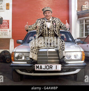 Jüngste Akte von George Major, dem Pearly King of Peckham, dessen unbezahlbarer, mit Knöpfen bedeckter Anzug (im Bild) gestern Abend aus seinem Auto gestohlen wurde (Weds), so dass er durch den Diebstahl "zerschmettert" wurde, sagte heute ein Freund. Siehe PA Story CRIME Pearly. Stockfoto