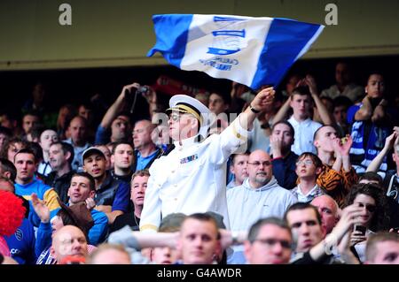 Fußball - Barclays Premier League - Tottenham Hotspur gegen Birmingham City - White Hart Lane. Fans von Birmingham City zeigen ihre Unterstützung auf den Tribünen, nach dem letzten Pfiff Stockfoto
