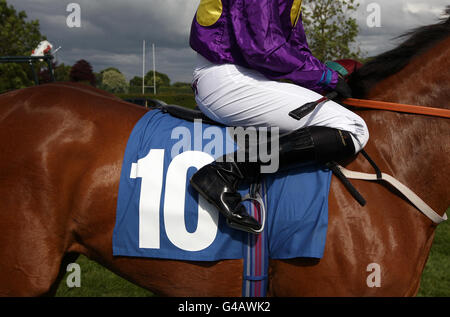 Detailansicht der Stiefel eines Jockeys in Steigbügeln und eines Satteltuchs mit aufgehüllter Bumber 10. Stockfoto