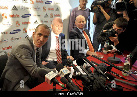 Der neue Swindon Town FC Manager Paolo Di Canio unterzeichnet seinen Vertrag der New Swindon Town Manager Paolo Di Canio während der Pressekonferenz auf dem County Ground, Swindon. Stockfoto