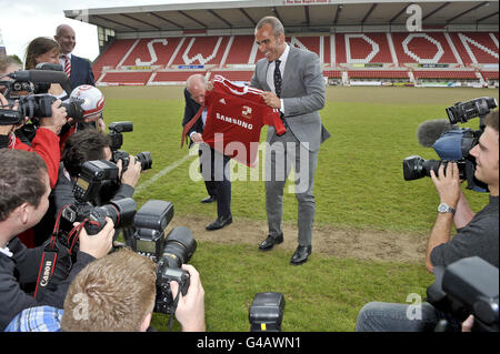 Fußball - Swindon Town - Paolo Di Canio Pressekonferenz - The County Ground. Der neue Stadtmanager von Swindon, Paolo Di Canio, hält auf dem County Ground, Swindon, einen Trikot-Pitchside vor den Medien. Stockfoto