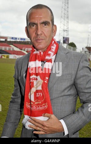 Der neue Swindon Town Manager Paolo Di Canio trägt einen Swindon Town FC Schal auf dem Platz am County Ground, Swindon. Stockfoto