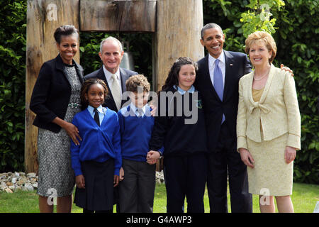 (Von links nach rechts) First Lady Michelle Obama, Dr. Martin McAleese, US-Präsident Barack Obama und die irische Präsidentin Mary McAleese treffen die Schulkinder Onyedita Ukachukwu 8, Colm Dunne 9 und Margaret McDonagh 10 im Aras an Uachtarain, Phoenix Park, nach einer Baumpflanzung während des Besuchs von Präsident Obama in Irland. Stockfoto