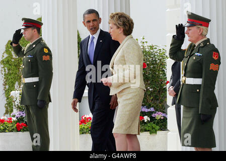 US-Präsident Barack Obama geht mit der irischen Präsidentin Mary McAleese, als sie Aras an Uachtarain, Phoenix Park, nach einer Baumbepflanzung Zeremonie, während Präsident Obamas Besuch in Irland verlassen. Stockfoto