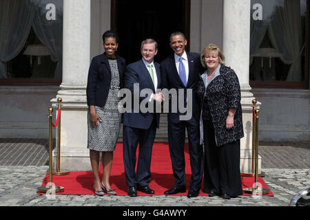 US-Präsident Barack Obama (zweite rechts) und First Lady Michelle Obama (links) werden von Taoiseach Enda Kenny (zweite links) und seiner Frau Fionnuala (rechts) in Farmleigh, Dublin, begrüßt. Stockfoto