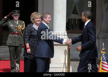 US-Präsident Barack Obama (rechts) trifft sich mit Taoiseach Enda Kenny und seiner Frau Fionnuala in Farmleigh, Dublin, wo die beiden Gespräche führten. Stockfoto