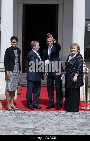 US-Präsident Barack Obama (zweite rechts) und First Lady Michelle Obama (links) werden von Taoiseach Enda Kenny (zweite links) und seiner Frau Fionnuala (rechts) in Farmleigh, Dublin, begrüßt. Stockfoto