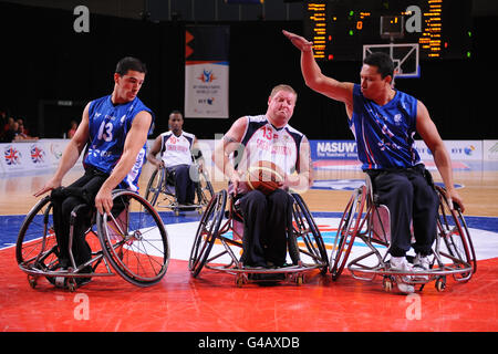 Paralympics - BT Paralympic World Cup 2011 - Tag 1 - Manchester. Der britische Peter Finbow (Mitte) wechselt während der Paralympischen Weltmeisterschaft in Manchester zwischen Sofyane Mehiaoui und Roger Deda. Stockfoto