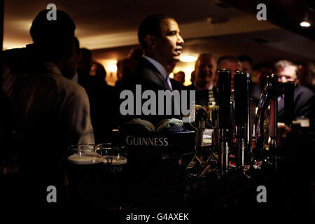 US-Präsident Barack Obama genießt ein Guinness in Hayes Bar in Moneygall, Grafschaft Offaly, während ihres Besuchs in Irland. Stockfoto