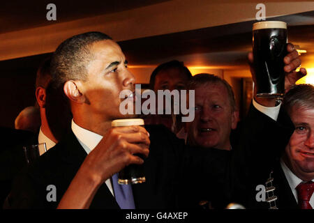 US-Präsident Barack Obama genießt ein Guinness in Hayes Bar in Moneygall, Grafschaft Offaly, während ihres Besuchs in Irland. Stockfoto