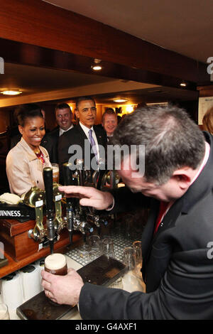 US-Präsident Barack Obama und First Lady Michelle Obama genießen in Hayes Bar in Moneygall, County Offaly, während ihres Besuchs in Irland ein Guinness. Stockfoto