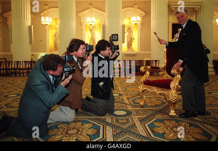 PA NACHRICHT FOTO 09.01.93 FOTOGRAFEN ERFASSEN LORD MAYOR OF LONDON SIR FRANCIS MCWILLIAMS IN DER EGYPTIAN HALL. HÄLT ER DEN SCHLÜSSEL FÜR DAS HERRENHAUS NACH SANIERUNG IST Stockfoto