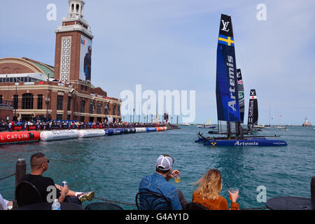 Boote sind aus der Navy Pier im Jahr 2016 nach Abschluss der America Cup Rennen in Chicago am Tag geparkt. Stockfoto