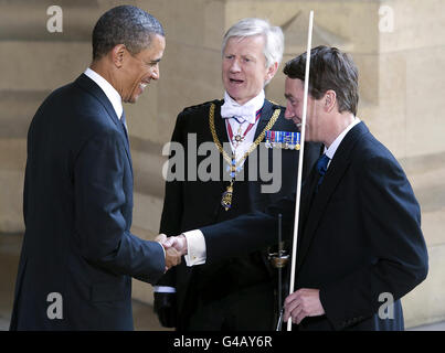 US-Präsident Barack Obama wird von Lord Great Chamberlain, der Marquess of Cholmondeley (rechts), und Gentleman Usher vom General der Black Rod, David Leakey, begrüßt, als er im Rahmen seines Staatsbesuchs in Großbritannien in den Palaces von Westminster eintrifft, um beide Häuser anzusprechen. Stockfoto