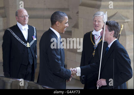 US-Präsident Barack Obama wird von Lord Great Chamberlain, der Marquess of Cholmondeley (R) und Generalleutnant David Leakey, bekannt als "Black Rod", da er am Eingang Herrscher, der Palace of Westminster im Zentrum von London am 25. Mai 2011 kommt begrüßt. AFP PHOTO / CARL COURT Stockfoto