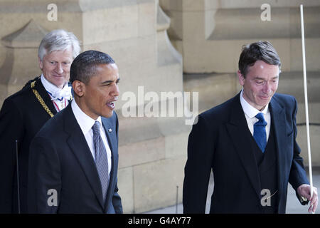 US-Präsident Barack Obama wird von Lord Great Chamberlain, der Marquess of Cholmondeley (rechts), und Gentleman Usher vom General der Black Rod, David Leakey, begrüßt, als er im Rahmen seines Staatsbesuchs in Großbritannien in den Palaces von Westminster eintrifft, um beide Häuser anzusprechen. Stockfoto