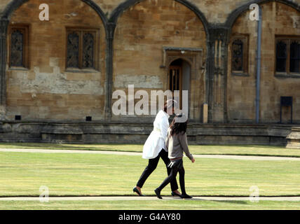 US First Lady Michelle Obama (Mitte) spaziert mit einer Schülerin der Elizabeth Garrett Anderson (EGA) Sekundarschule, nach einer Q&A Session am Christ Church College der Oxford University. Stockfoto