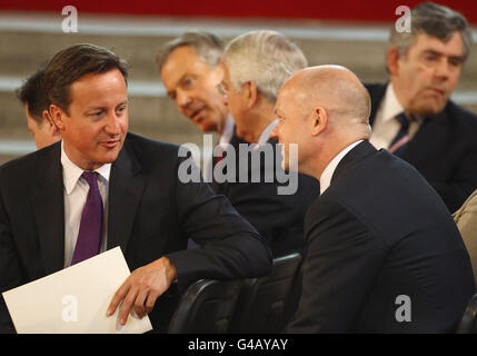 Premierminister David Cameron spricht mit Außenminister William Hague, bevor US-Präsident Barack Obama in der historischen Westminster Hall seine Grundsatzrede vor den beiden Houses of Parliament hielt. Stockfoto