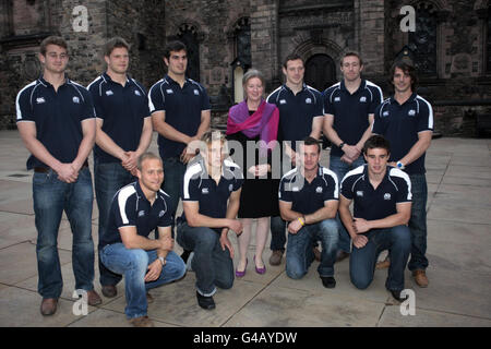 Rugby Union - Emirates Airline Edinburgh Sevens - Empfang im Edinburgh Castle. Die schottische Sportsekretärin Shona Robison mit dem Team der Scottish Rugby 7 während des Empfangs im Edinburgh Castle, Edinburgh. Stockfoto