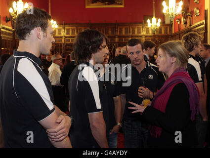 Rugby Union - Emirates Airline Edinburgh Sevens - Empfang im Edinburgh Castle. Die schottische Sportsekretärin Shona Robison mit dem Team der Scottish Rugby 7 während des Empfangs im Edinburgh Castle, Edinburgh. Stockfoto