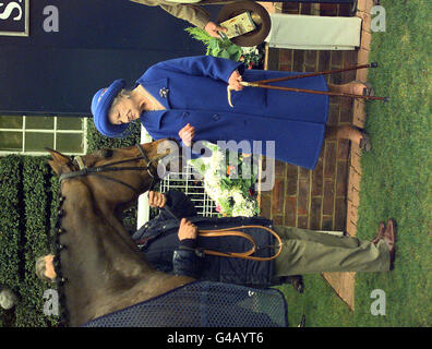 Die Queen Mother reviews ihr Siegerpferd Braze of Mar im Fahrerlager, nachdem sie am heutigen Nachmittag (Freitag) im Sandown Park die Gedenkjäger des Herzogs von Gloucester gewonnen hatte. Foto von Neil Munns/PA. Stockfoto