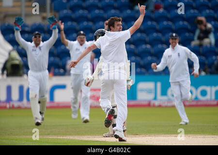 Der englische James Anderson appelliert erfolglos für das Wicket von Sri Lankas Tharanga Paranavitana während des ersten Tages npower First Test im SWALEC Stadium, Cardiff. Stockfoto