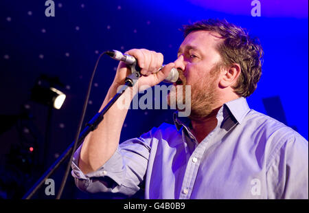 Guy Garvey während Elbows Live-Set in der Crypt of St Pauls Cathedral in London für Absolute Radio. Stockfoto