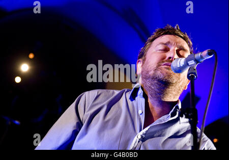 Elbow in concert - London. Guy Garvey während des Live-Sets von Elbow in der Crypt of St Pauls Cathedral in London für Absolute Radio. Stockfoto