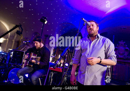 Guy Garvey und Mark Potter (links) während Elbows Live-Set in der Krypta der St Pauls Cathedral in London für Absolute Radio. Stockfoto