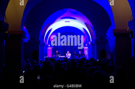 Elbow Live-Set in der Krypta der St Pauls Cathedral in London für Absolute Radio. Stockfoto