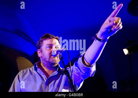 Guy Garvey während Elbows Live-Set in der Crypt of St Pauls Cathedral in London für Absolute Radio. Stockfoto