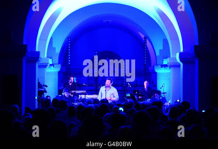 Elbow in concert - London. Elbow Live-Set in der Krypta der St. Pauls Cathedral in London für Absolute Radio. Stockfoto