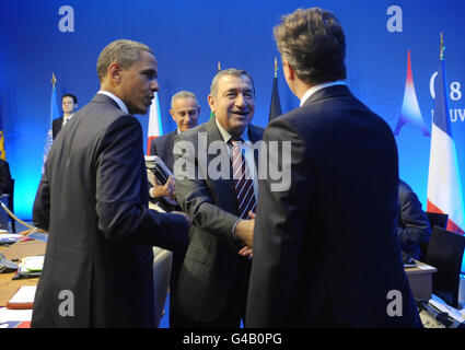 Der ägyptische Premierminister Essam Sharaf (Mitte) schüttelt die Hände mit Premierminister David Cameron (rechts), während US-Präsident Barack Obama (links) auf dem G8-Gipfel in Deauville (Frankreich) an einem Treffen mit G8-Führern und neu ernannten arabischen Führern teilnimmt. Wo die jüngsten Veränderungen im Nahen Osten und Nordafrika diskutiert wurden. Stockfoto