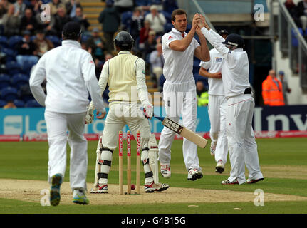 Englands Chris Tremlett (Mitte) feiert mit Ian Bell, nachdem er am zweiten Tag des npower First Test im SWALEC Stadium, Cardiff, das Wicket von Sri Lankas Tharanga Paranavitana (Mitte links) für 66 genommen hat. Stockfoto