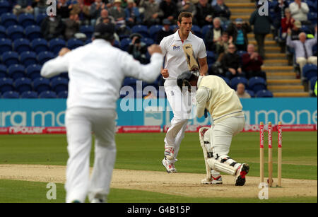 Der englische Chris Tremlett feiert das 66. Wicket von Sri Lankas Tharanga Paranavitana (rechts) am zweiten Tag des npower First Test im SWALEC Stadium, Cardiff. Stockfoto