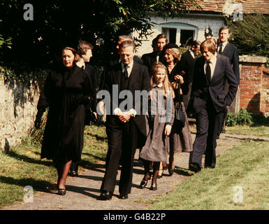 PA NEWS PHOTO 6/9/79 TRAUERNDE IN DER KIRCHE ST. JOHANNES DER TÄUFER IN MERSHAM IN DER NÄHE VON ASHFORD, KENT, FÜR DIE BEERDIGUNG DER DOWAGER LADY BRABOURNE (82) UND DES 14-JÄHRIGEN NICHOLA KNATCHBULL, BEIDE OPFER DER BOMBENENTRÜSTUNG, DIE AUCH DAS LEBEN VON LORD MOUNTBATTEN FORDERTE. IM VORDERGRUND STEHEN LADY PAMELA HICKS, TOCHTER VON LORD MOUNTBATTEN UND IHR MANN DAVID HICKS Stockfoto