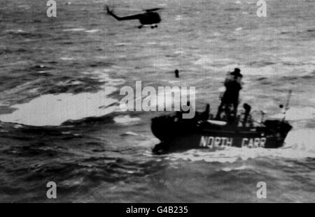 PA-NEWS FOTO-12.09.59 EIN MANN GERETTET AUS DEN NORDEN CARR FEUERSCHIFF MIT EINEM HUBSCHRAUBER DER ROYAL AIR FORCE IN KINGSBARNS FIFE Stockfoto