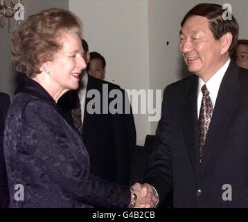 Der Ministerpräsident der Volksrepublik China Zhu Rongji erhält einen Besuch in seinem Londoner Hotel von Baroness Thatcher, heute (Mittwoch).  Der Premier Besuch des Vereinigten Königreichs als Gast ihrer Majestät Regierung vom 31. März-2. April 1998. Während des Besuchs wird der Premier haben Gespräche mit Premierminister Tony Blair und der EU/China-Gipfel teilnehmen. (AP WPA ROTA). Stockfoto