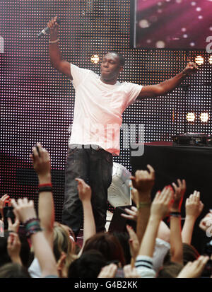 Dizzee Rascal tritt bei einem kostenlosen Live-Event in Westfield London auf, um Coca-Colas London 2012 Olympic Torch Relay Nominierungskampagne 'Future Flames' zu starten - eine landesweite Suche nach dem Besten der britischen Jugend, um die olympische Flamme zu tragen. Stockfoto