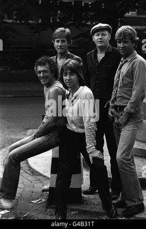 PA-NEWS FOTO-09.08.81 "THE HOLLIES" POP-GRUPPE IN DEN ABBEY ROAD STUDIOS, LONDON (VON LINKS NACH RECHTS SITZEND) ALLAN CLARKE, TONY HICKS (STEHEND) GRAHAM NASH, BOBBY ELLIOTT UND ERIC HAYDOCK Stockfoto