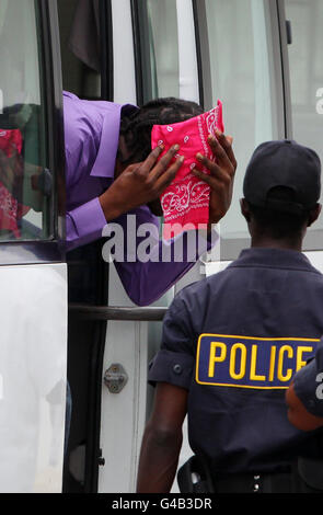 Kaniel Martin (links) trifft am Obersten Gerichtshof von Antigua und Barbuda in St. John's, Antigua, ein, wo er zusammen mit Avie Howell des Mordes an Ben und Catherine Mullany im Juli 2008 angeklagt wird. Stockfoto