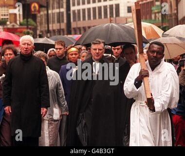 Raphael Mpanzu, ein Asylsuchender aus Zaire, führt heute (Freitag) die Kreuzigungsprozession entlang der Victoria Street im Zentrum Londons, gefolgt von Kardinal Basil Hume (vorne, ganz links) und dem Dekan von Westminster, dem sehr Rev. Dr. Wesley Carr (Mitte). Die drei wichtigsten Westminster Kirchen - Westminster Abbey (CofE), Westminster Cathedral (katholisch) und Westminster Central Hall (methodistisch) - bündeln ihre Kräfte jedes Jahr, um die religiöse Prozession zu organisieren. Foto von Ben Curtis/PA Stockfoto