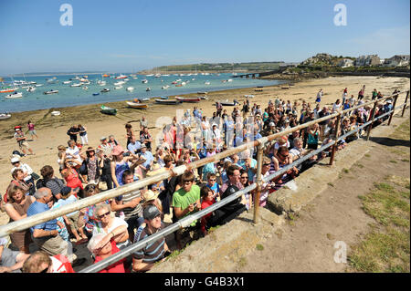 Die Besucher sehen sich an, wie die britische Königin Elizabeth II. Und der Herzog von Edinburgh Hugh Town St Mary's Island auf den Scilly-Inseln besuchen. Stockfoto