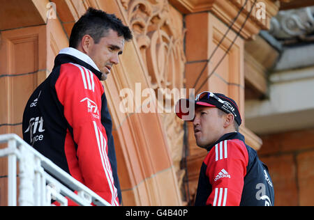 Der englische Kevin Pietersen (links) und Cheftrainer Andy Flower sprechen Auf dem Pavillon Balkon nach dem Ende des Spiels Stockfoto