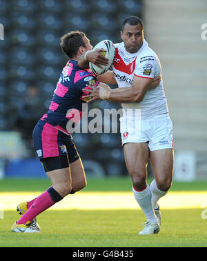 St. Helens Francis Meli wird während des Engage Super League-Spiels im Stobart Stadium in Widnes von Leeds' Danny McGuire (links) angegangen. Stockfoto