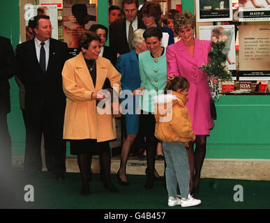 PA NEWS PHOTO 14/11/92 PRINZESSIN DIANA BESUCHTE MIT IHRER SCHWESTER (SARAH MCCORQUODALE) EINEN AIDS-INFORMATIONSSTAND IM LATEINISCHEN VIERTEL VON PARIS BEI IHREM BESUCH IN FRANKREICH. Stockfoto